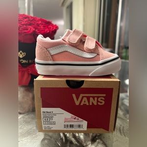 Toddler Old Skool Elastic Vans w/ powder pink/true white 
Size: 4 Vans